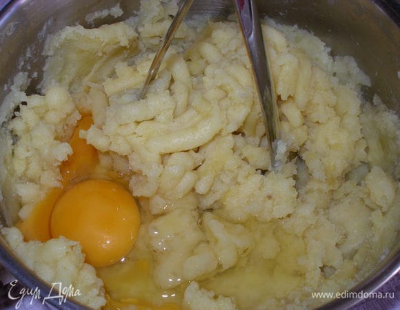 Картофель отварить, хорошо растолочь. Посолить, поперчить, добавить яйца и хорошо перемешать.