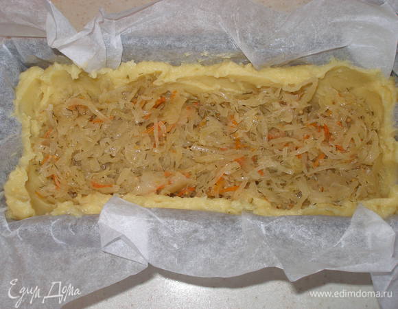 На картофель выложить тушеную капусту. Некоторые к капусте добавляют еще жареный лук, - тоже вкусно, хотя мне больше нравится без него.