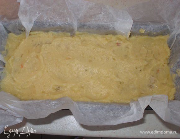 "Накрываем" капусту оставшейся картошкой, разравниваем. Сбрызгиваем растительным маслом. 