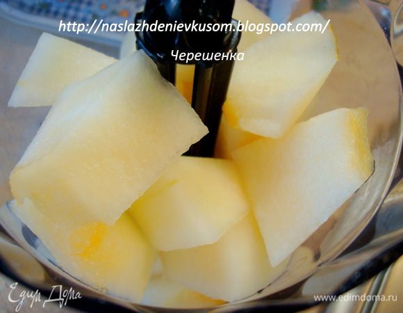 Почистим ее от кожуры и семечек, бананчик также освободим от шкурки, порежем все на кусочки и отправим в блендер, где все взбиваем в пюре…