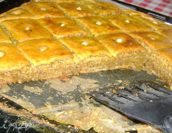 поставить протвень в духовку до готовности пахлавы....Готовую пахлаву смазать при помощи кисточки сиропом со всех сторон(я сиропа не жалела))))...и на 2-3 минуту вернуть в духовку....все...пахлаву вынуть из дух,разрезать,убрать с противня и наслаждаться вкусом!