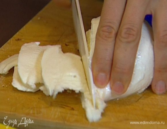 Моцареллу нарезать кружками.