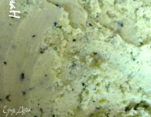 Мяту промыть, обсушить, оборвать листочки. Измельчить в блендере с 50 мл сливок в кашицу. Оставить пока. Остальные сливки подогреть хорошенько. НЕ КИПЯТИТЬ! Пока сливки греются, взбиваем желтки с сахаром в свеьлый крем. Добавляем немного горячих сливок тоненькой струйкой, не переставая энергично работать венчиком. Затем в яично-сливочную смесь добавляем мятную кашицу. И все вместе тонкой струйкой вливаем в горячие сливки, взбивая венчиком. Смесь немного поднимется, пенясь, а затем опадет. Прогреваем до загустения. Масса не должна закипеть. Остужаем и в контейнер, контейнер - в морозилку. Каждый час мешаем деревянной ложкой, разбивая кристаллы льда.