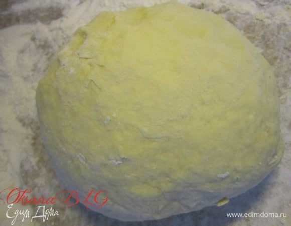 Тесто. Яйца взбейте с сахаром, добавьте мягкий маргарин, сметану, соду, гашенную лимонным соком, муку. Замесите мягкое нелипкое тесто.