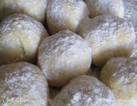 Тесто разделите на 10 или 15 частей в зависимости от желаемого размера торта, поставьте на 30 минут в холодильник.