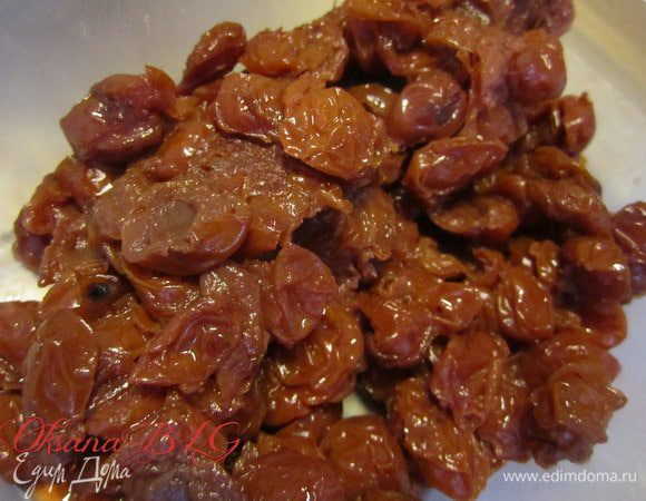 С вишни слейте сок.