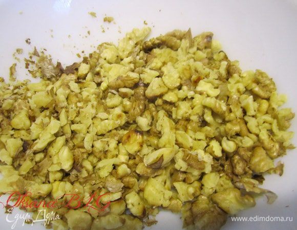 Орехи измельчите и поджарьте.