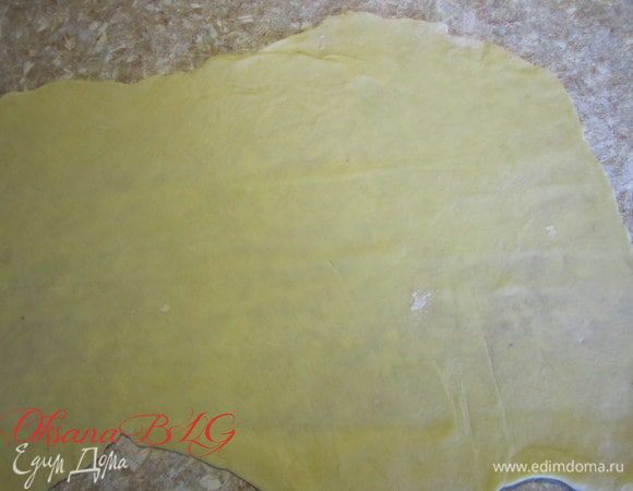 Каждый шарик теста раскатайте в длинную полоску. Тесто должно раскатываться тонко.