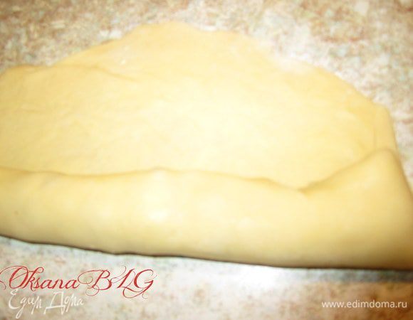 Сверните тесто в трубочку, защипнув края.