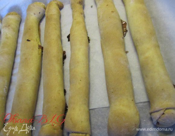 Выложите трубочки на противень, выпекайте при температуре 180°C до светло-золотистого цвета. Очень важно трубочки не пересушить, чтобы они не были твердые. А недопеченные могут быть мягкими внутри.