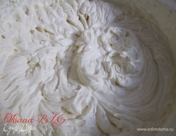 Крем. Сметану взбейте с сахаром. Сметану желательно брать домашнюю или магазинную 30%, чтобы крем хорошо взбился и не растекался.