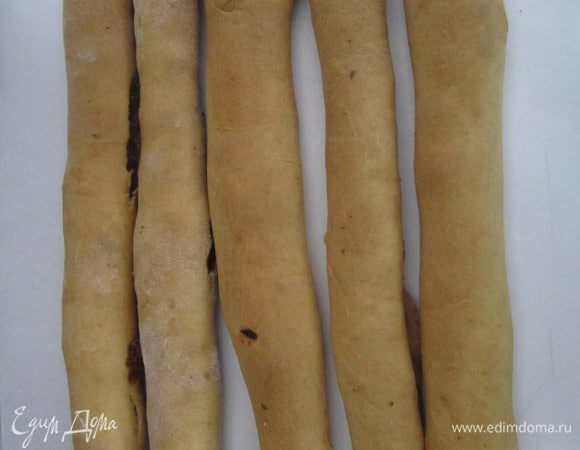 Смажьте трубочки кремом, выкладывая горку. Начинайте с 5 штук.