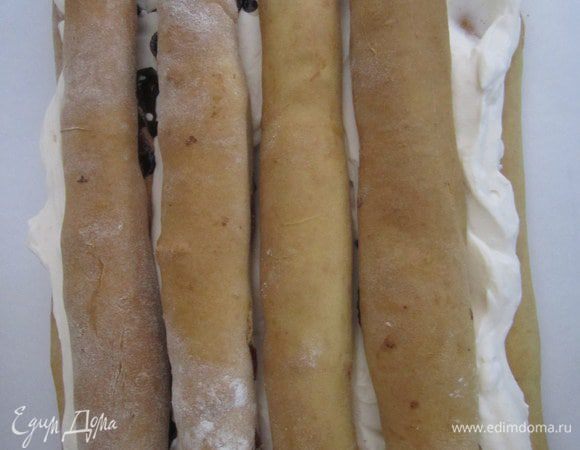 Сверху расположите 4 трубочки.