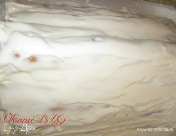 Сверху торт покройте кремом. Поставьте в холодильник на 4–5 часов, желательно на ночь, чтобы торт хорошо пропитался.