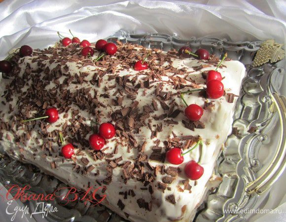 Украсьте торт тертым или растопленным шоколадом.