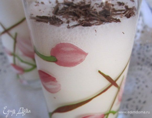 Мороженное и молоко взбить в блендере. Разлить в стаканы, украсить шоколадом.