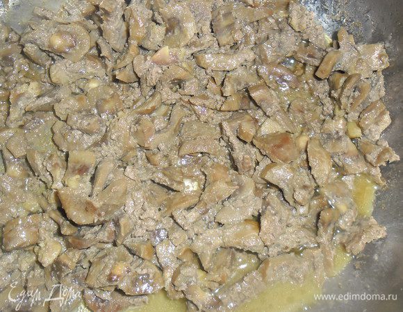 Заранее вымоченные в холодной воде говяжьи почки ( я замачиваю на ночь) нарезать небольшими брусочками и обжарить в растительном масле до полного выпаривания жидкости.