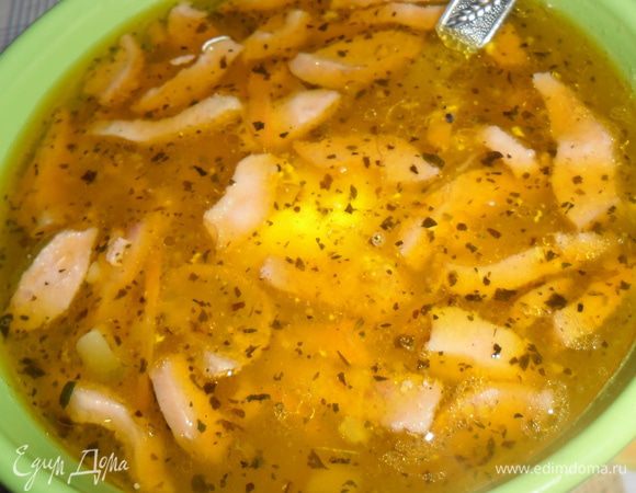 Бульон вернуть на огонь. Добавить к нему мясные продукты и овощную заправку. После закипания дать провариться солянке 10-15 минут. Затем добавляем базилик, укроп, перчим. Даем настояться 20-30 минут.