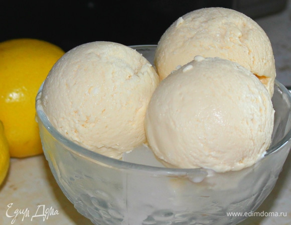 Если мороженое долго замораживалось (например, стояло ночь в морозилке), перед подачей лучше достать его поставить в холодильник на 20 минут. Затем разложить по креманкам специальной ложечкой для мороженого.