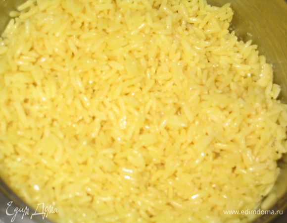 В это время отварить рис с карри: в кастрюле подогреть оливковое масло и сахар, всыпать рис, перемешать. Залить кипятком из расчета 1 к 2 (на 1 стакан риса - 2 стакана воды), посолить, накрыть крышкой и варить 20 минут на очень медленном огне. Выпускать пар и поднимать крышку нельзя