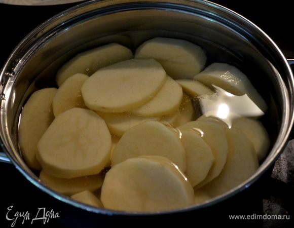 Подготовить и разогреть духовку до 225гр.
В кастрюле залить очищенный и порезанный картофель и подсолить.
Готовить до готовности.