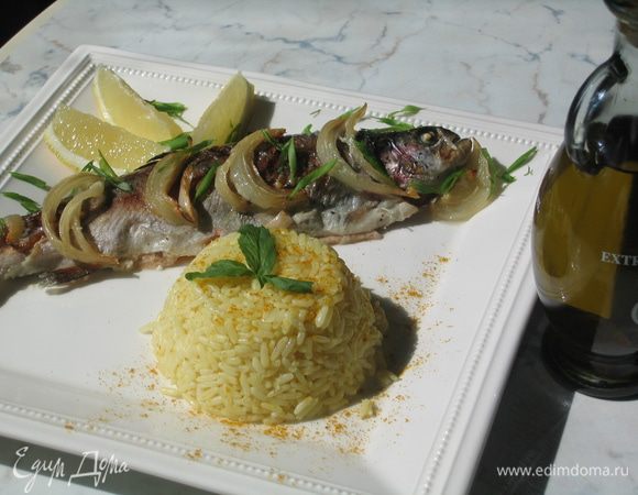 Благодаря высокой температуре рыба и лук поджаривается до румяной корочки, а сметанный соус смягчает ее. Чувствуется аромат душистого перца и карри. Сервировать можно на свой вкус...я подаю отдельно лимон и ароматизированное оливковое масло, которое готовлю сама, добавив жгучий перец или чеснок. Приятного аппетита