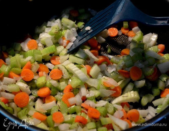 На сковороде/я делаю на тефаль/ разогреть раст.масло. Добавить туда лук,сельдерей, морковь и тимьян.Готовить примерно 10мин.до мягкости овощей.