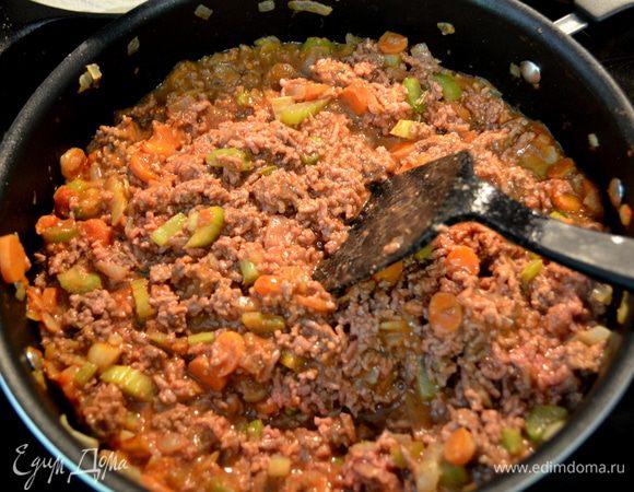 Добавить затем муку и томат. пасту, перемешать 1мин.Затем добавим фарш говяжий и 1 стак.воды.Помешивать.
