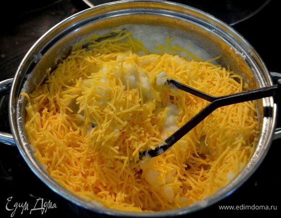 Слить воду в отваренном картофеле добавить молоко и толкушкой размять.Добавить 1 стак.сыра, перемешать,добавить соль и перец, перемешать.