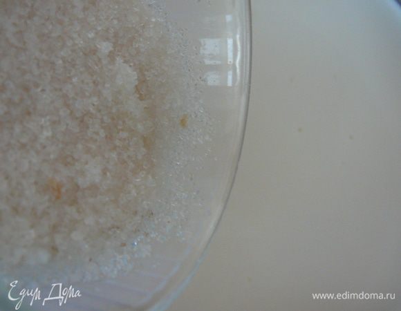 Для мороженого.Сливки 10%жирности смешать с сахаром.Поставить на средний огонь и довести до кипения,добавить сгущеное молоко.Если Вы будете добавлять арахисовое масло и кленовый сироп,то их самое время добавить.Снять с огня. 