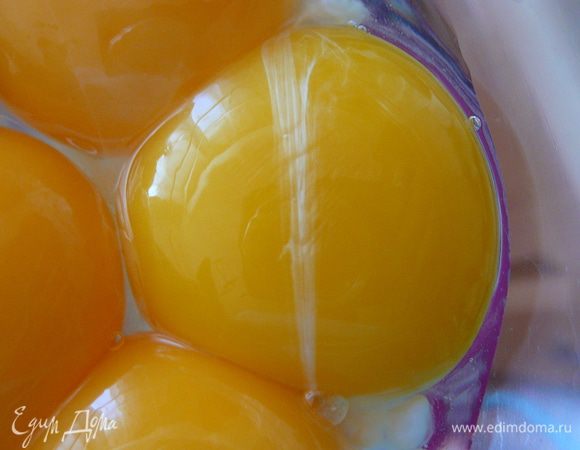 Яичные желтки взбить до увеличения в объеме и посветления.