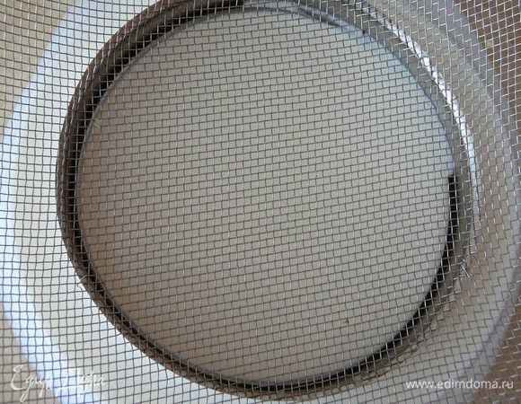 В оставшийся стакан стакан 20%сливок,добавить ванилин и через сито ввести яично-сливочную смесь.Взбить миксером.Если желтки у вас свернулись,то перелейте всю эту смесь в стакан погружного блендера и взбейте,до однородного состояния.