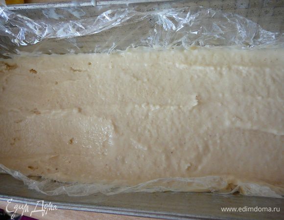 Как только смесь приняла более-менее кристалообразную форму,взять другую форму,застелить ее пищевой пленкой и переложить в нее "мороженое"