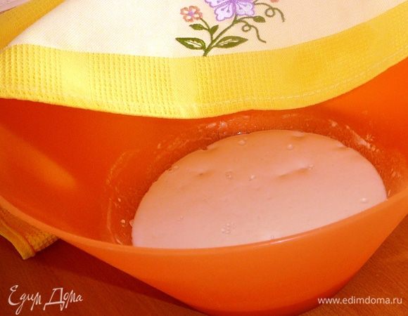 Сначала ставим опару из теплого молока, дрожжей, сахара и 50 г муки. Опара должна увеличиться в 2-3 раза. На это уйдет примерно 30 минут...