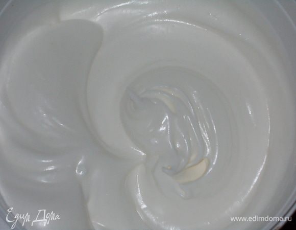 охлаждённые белки взбить в крутую пену с сахаром,-я взяла сахара больше чем по рецепту, на 2 ст.ложки