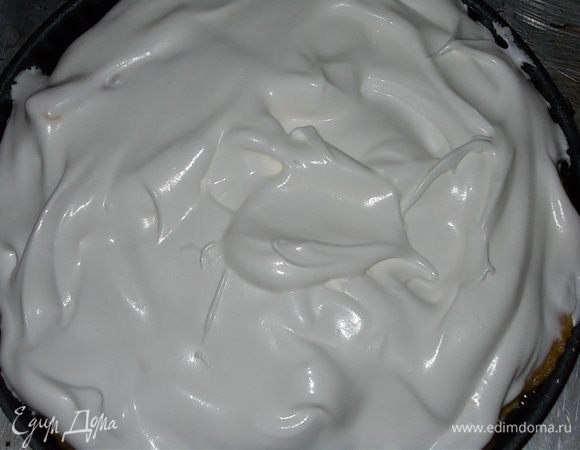 замазать сверху взбитыми белками и выпекать в духовке при t160гр. до образования корочки