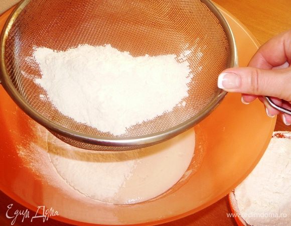 В опару добавить соль и  муку. 