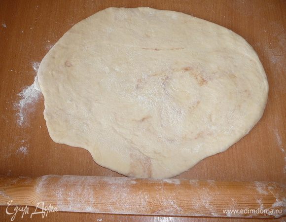 Тесто разделить на 3 части. Раскатать 3 пласта толщиной примерно 0,5 см. 