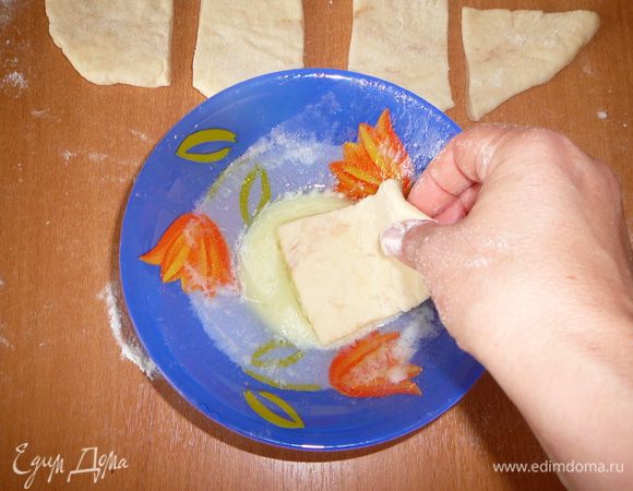 Обмакнуть кусочки теста в растопленное сливочное масло...