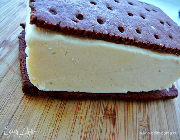 Обернуть полосками пергамента и отправить в морозилку,до подачи.