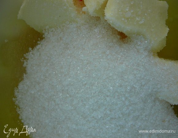 Смешать сливочное масло комнатной температуры,с растительным маслом и сахаром.Взбить миксером.