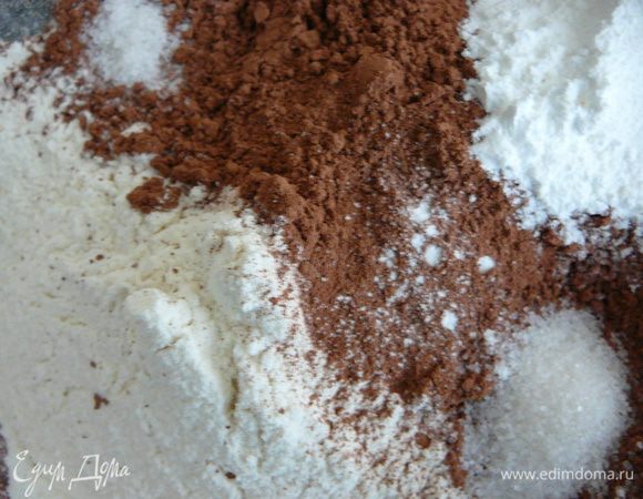 Смешать в отдельной емкости муку,какао,разрыхлитель,соль и ванильный сахар.Перемешать все тщательно.