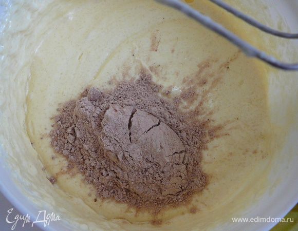 Добавлять по одной столовой ложке к масляно-яичной смеси,взбивая постоянно миксером венчиками для теста.