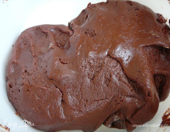 Переложить тесто в пищевую пленку и отправить в холодильник на 1 час.