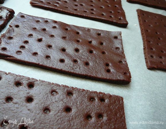 Чтоб тесто лучше раскатывалось присыпайте его слегка мукой и так же присыпайте слегка скалку.На заготовках к печенью можно тупой стороной от шпажки для шашлычков сделать точечные узоры.Аккуратно перенести с помощью широкого шпателя на противень,застеленный пергаментом и отправить запекаться в заранее разогретую духовку до 180гр.на 8-10 минут.