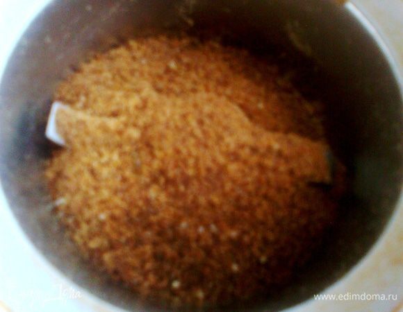 Хлеб надо перемолоть:чем мельче-тем лучше.Подойдёт даже подсохший...