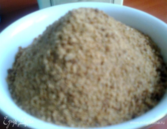 С каждого кусочка получается примерно столовая ложка крошки и добавляйте её в сливки постепенно,чтобы хлеб не"забил"вкус мороженого!