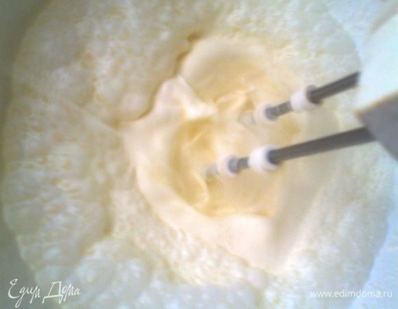 Взбиваем охлаждённые сливки.