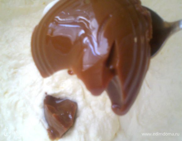 Добавляем сгущёнку(у меня даже не целая банка"ушла",боялась,что будет приторно).