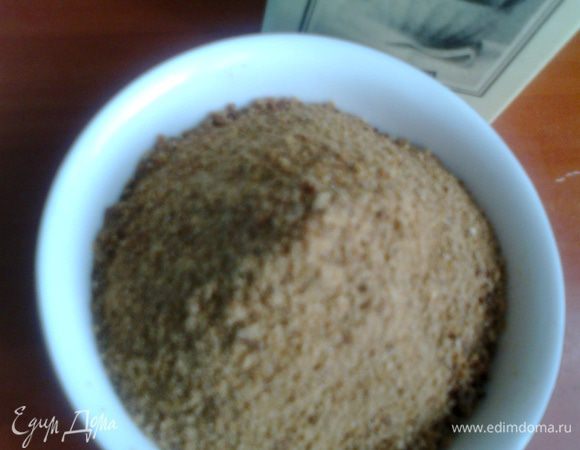 Сыплем по ложке крошку,она придаёт пикантный,слегка ореховый вкус нашему мороженому!Перемешиваем.